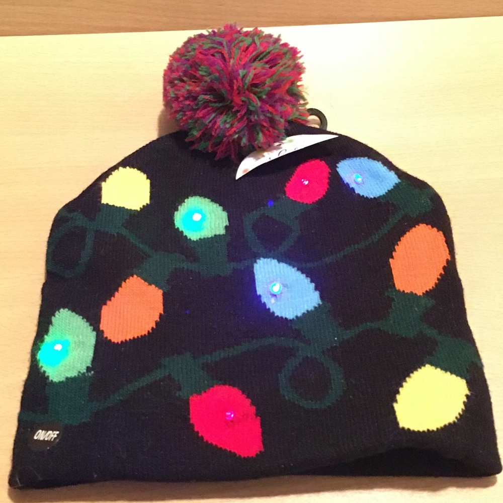 NWT Flashing Bulbs Light Up Christmas Hat Winter Knit w/ Pom Beanie Snow Festive